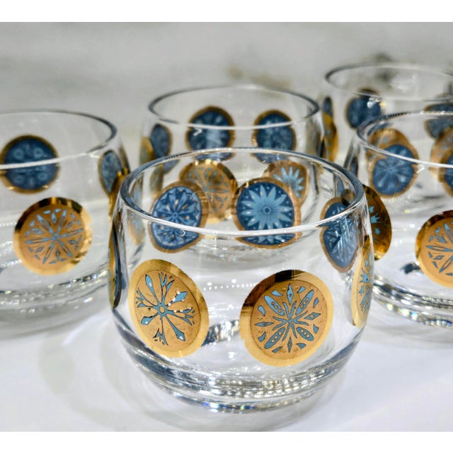 Culver Ltd. Mid 20th Century Mid-Century Modern Turquoise & Gold Medallion Roly Poly Cocktail Glasses, Attributed to Culver – Set of 7 For Sale - Image 4 of 8