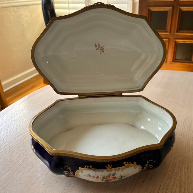 The School of Paris 1970s Extra Large Limoges Hand Painted Jewelry and Trinket Box For Sale - Image 3 of 9