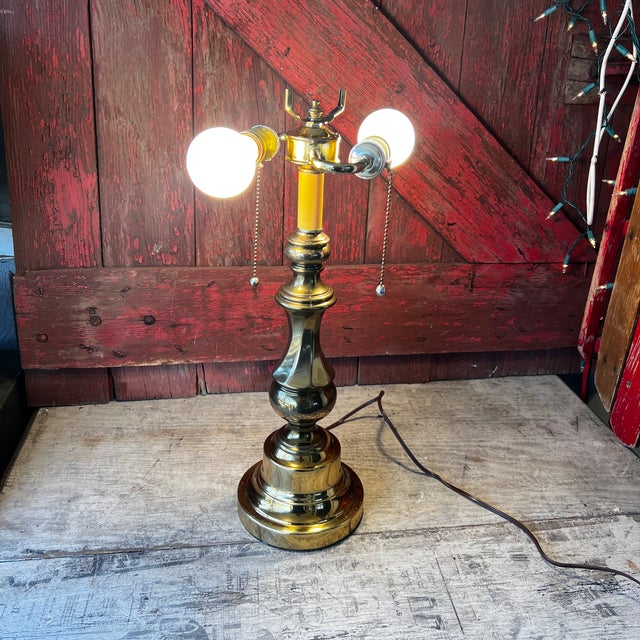 Mid-Century Modern Vintage Brass Table Lamp With Dual Bulb Sockets & Pull Chains For Sale - Image 3 of 14