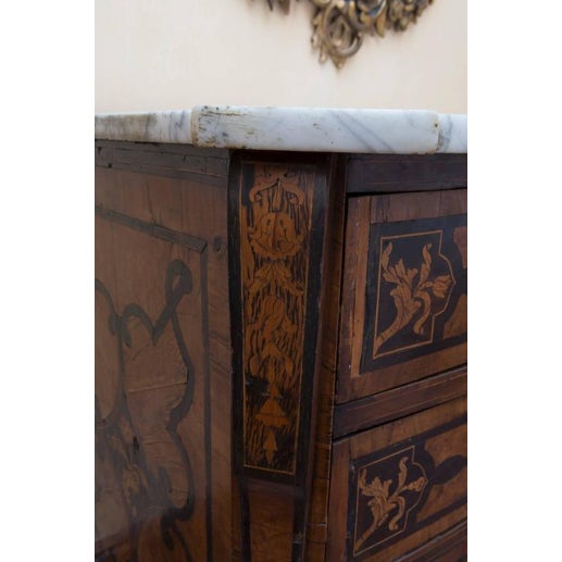 Italian 18th Century Italian Walnut Veneered Commode With White Marble Top For Sale - Image 3 of 11