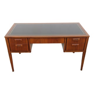 United Mid Century Modern Walnut Leather Top With Desk 6230 For Sale