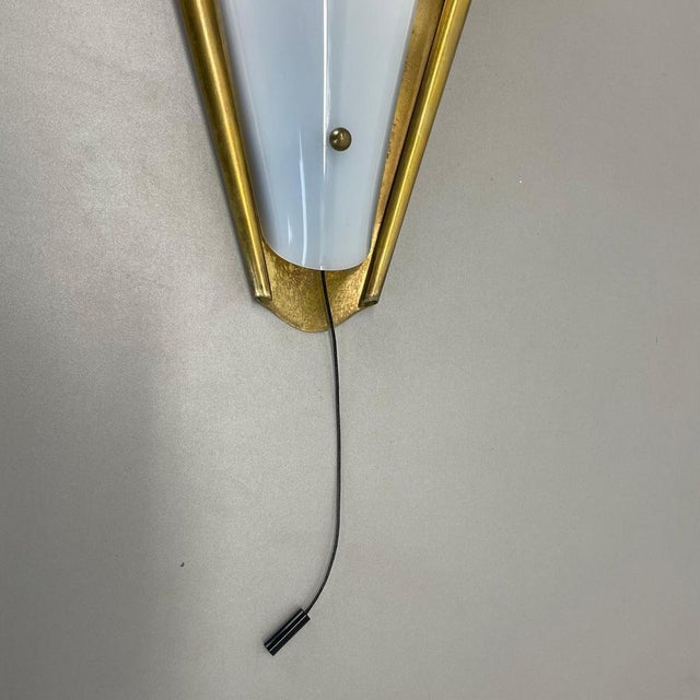 1950s Minimalist Brass and Acrylic Glass Wall Light by Gio Ponti in the style of Stilnovo, Italy, 1950s For Sale - Image 5 of 18