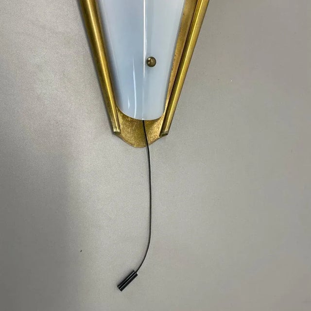 1950s Minimalist Brass and Acrylic Glass Wall Light in the style of Stilnovo, Italy, 1950s For Sale - Image 5 of 18