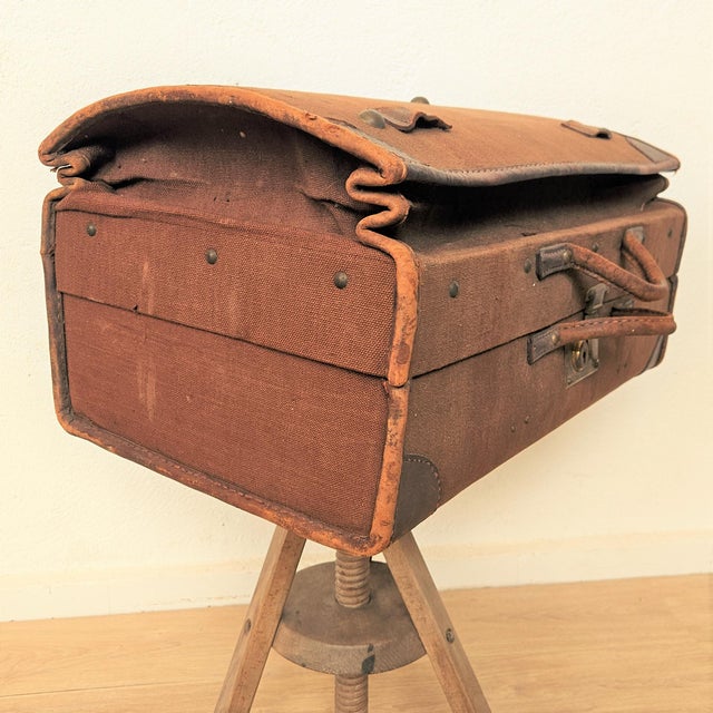 Antique Leather Car Travel Trunk, 1930s, in Very Good conditions. Designed 1920 to 1949