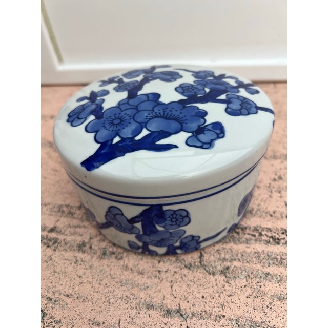 Late 20th Century Blue & White Floral Round Porcelain Box For Sale - Image 4 of 5