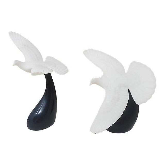 Vintage - Pair of John Perry Seagulls in Flight Figurines - Black Base - White Matte Pellucida For Sale
