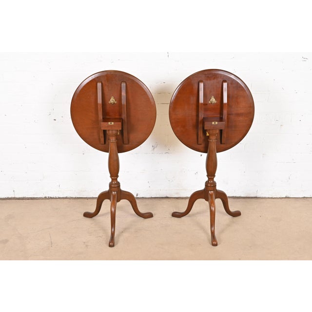 Kittinger Queen Anne Mahogany Tilt-Top Pedestal Tea Tables, Pair For Sale - Image 10 of 12