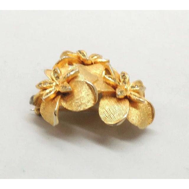 Mid-Century Modern Vintage 1960s DeNicola 3 Flowers Rhinestone Brooch For Sale - Image 3 of 9