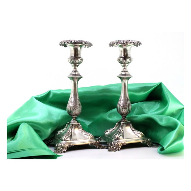Silver Candlesticks with with Acanthus Leaves Embossed Shaft and Flattened Feet with Reliefs, Set of 2, in Good conditions.