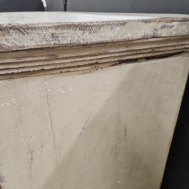 Mid 20th Century Mid 20th Century Large Hand Painted 3 Drawer Fluted Column Chest of Drawers For Sale - Image 5 of 18