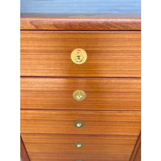 Late 20th Century D-Scan Teak Gentleman's Cabinet/ Dresser For Sale In Philadelphia - Image 6 of 11
