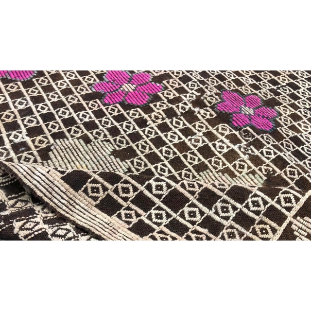 1960s Vintage Floral Design Organic Turkish Area Kilim Rug- 5′3″ × 8′11″ For Sale - Image 4 of 7