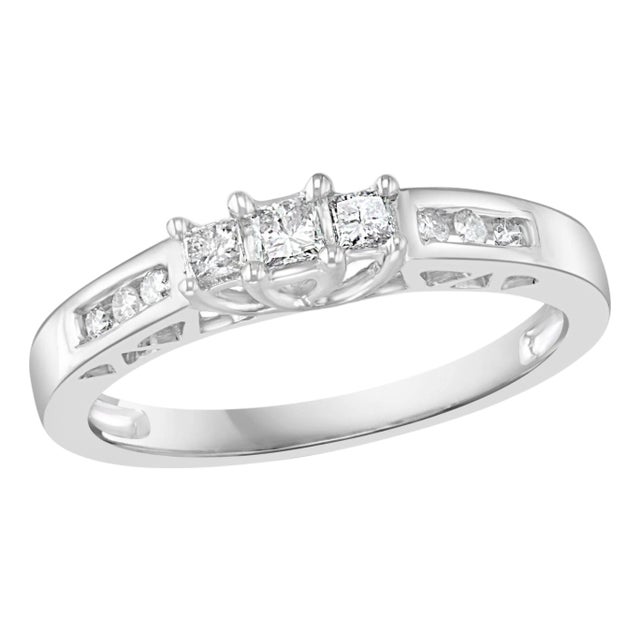 Three-Stone Diamond 0.30 Carat Traditional Ring/Band 14 Karat White Gold For Sale