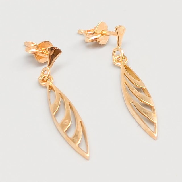 Earrings, Gold, 18K, 1.96g, Length: 27mm, Width: 5mm, Good condition. This piece has an attribution mark, I am sure that...