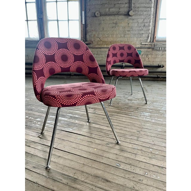 Mid-Century Modern Saarinen Armless Dining Chairs by Knoll – Pair With Rare Atomic Magenta Upholstery (2008) For Sale - Image 3 of 11