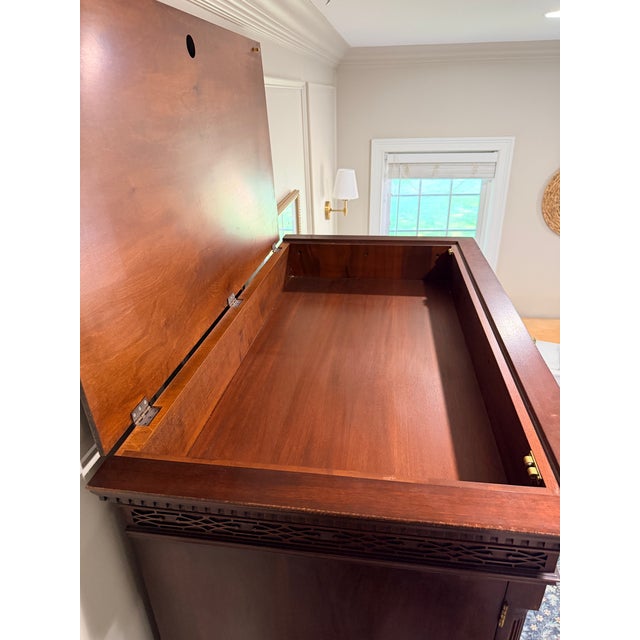 1990s Henkel Harris Flame Mahogany Chippendale Tv Armoire – Style 1246, Finish #29 For Sale - Image 10 of 12