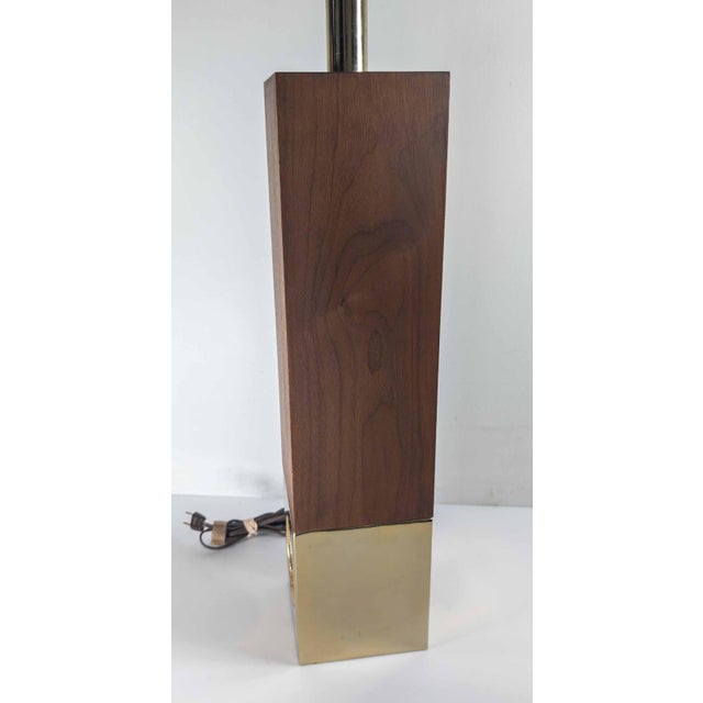 Mid-Century Modern Walnut and Gilt Metal Table Lamp For Sale In New York - Image 6 of 10