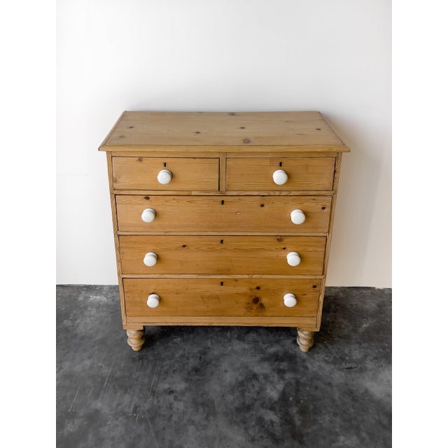 English 19th Century English Pine Chest of Drawers | Dresser With Porcelain Knobs For Sale - Image 3 of 8