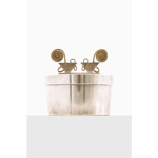 This very rare Art Deco jar, designed by Ivar Ålenius-Björk and produced by Ystad Tenn in Sweden during the 1940s,...