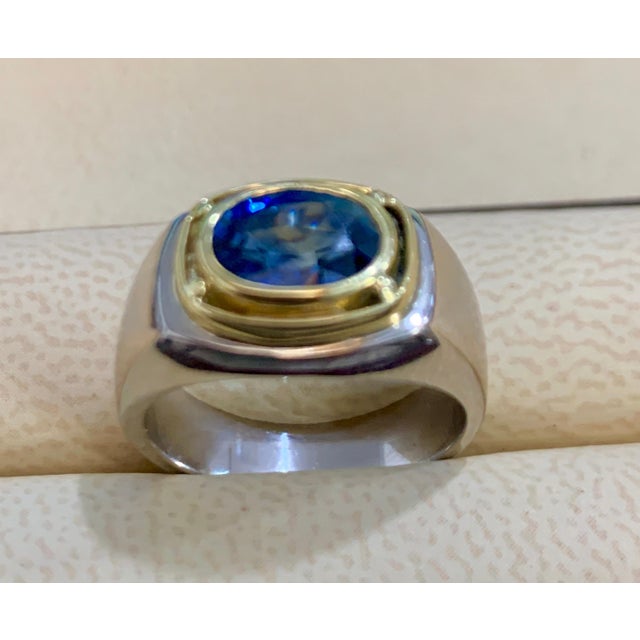 Traditional 1 1/2 Ct Oval Natural Blue Sapphire Engagement Ring in 18 Karat Two-Tone Gold For Sale - Image 3 of 18