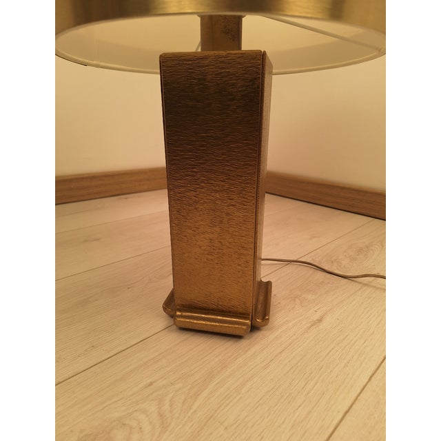 Mid-Century Modern Sculpture Table Lamp in Chiseled Brass with Aluminum-Edged Lampshade, 1960s For Sale - Image 3 of 10