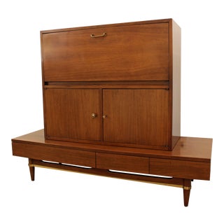 Mid-Century Modern Merton Gershun American of Martinsville Lighted Bar Cabinet For Sale