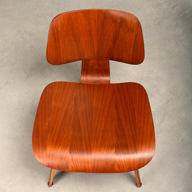 Wood Early DCW Chair in Walnut Plywood by Charles and Ray Eames for Herman Miller, 1950s For Sale - Image 7 of 18