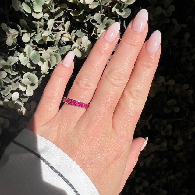 Vintage Eternity Wedding Ring, from the 1990s. In 18 carat white gold (750 thousandths), it is set with 22 natural rubies,...