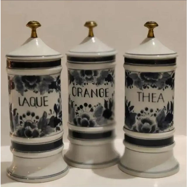 Maitland-Smith Porcelain Apothecary Jars ~ Set of 3 ~ Circa 1980 For Sale In Atlanta - Image 6 of 13