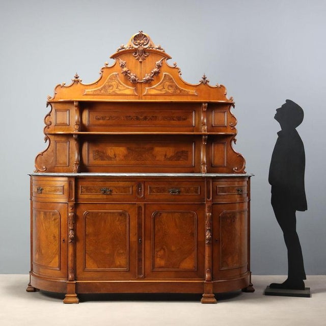 This Umbertina sideboard, crafted from walnut and walnut burl, dates back to the early 20th century and is an example of...