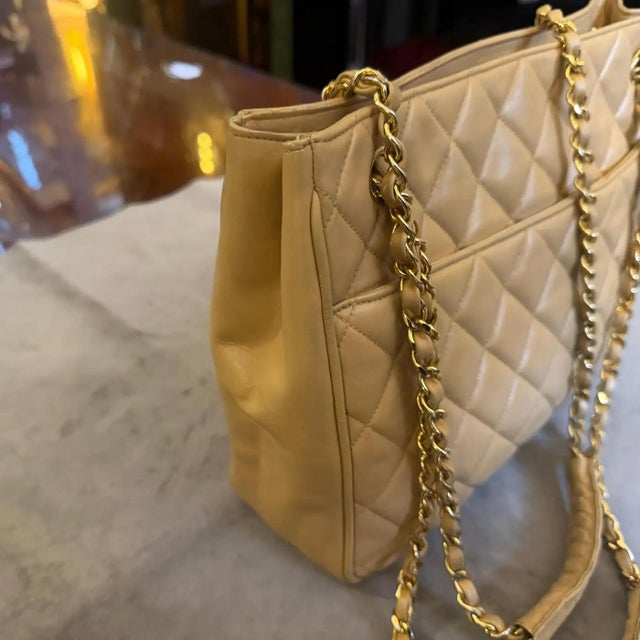 1980s Vintage Chanel Beige Lambskin Leather and Brass Shoulder Bag For Sale - Image 6 of 18