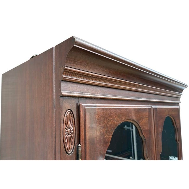 Wood 1980s Ethan Allen Georgian Court Display Cabinet Curio Hutch Lighted Chippendale For Sale - Image 7 of 11