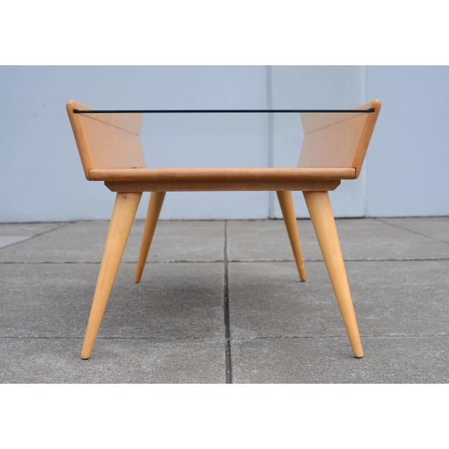 1950s MCM Heywood Wakefield Maple Wood & Glass Coffee Table With Shelf For Sale - Image 5 of 13