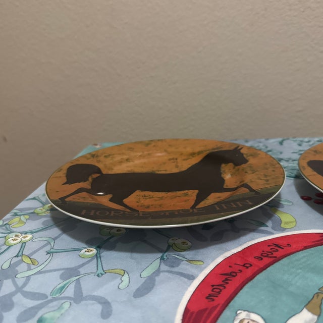 Folk Art 1980s Warren Kimble for Sakura "Horseshoe Inn" Ceramic Salad Plates - Pair For Sale - Image 3 of 5