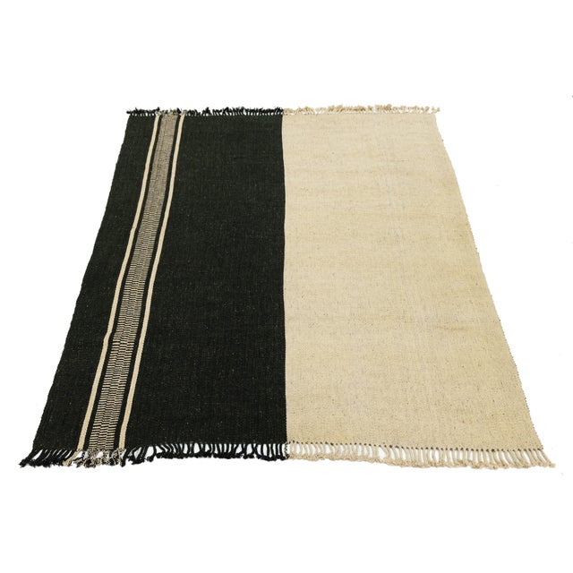 Contemporary Minimalist Two-Tone Contemporary Kilim Style Wool Rug 9x13 For Sale - Image 3 of 11