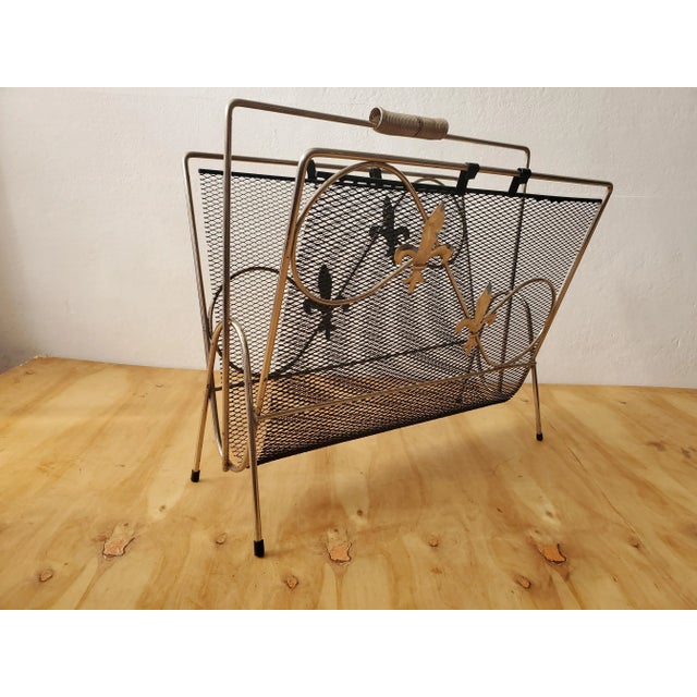 1960s Mid Century Steel Mesh Magazine Rack with Fleur De Lis Motif For Sale - Image 10 of 11