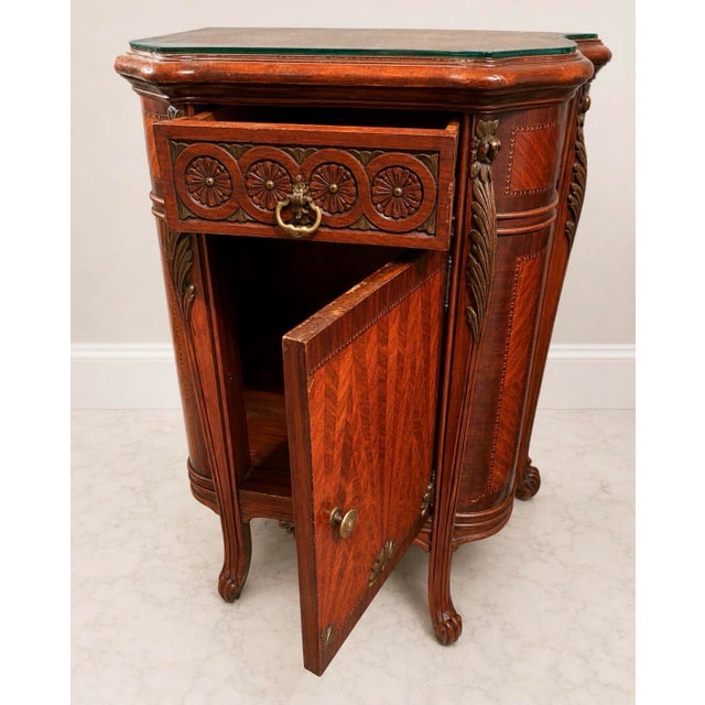 1940s–1960s French Regency, Louis Xv, and Hollywood Regency Revival Serpentine-Front Sideboard, Dresser, Bedroom or Serving Cabinet - Set (3) For Sale - Image 10 of 10