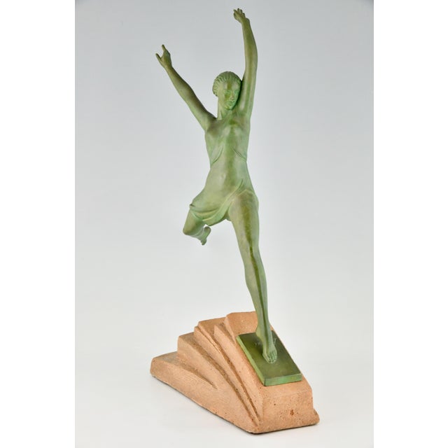 “Olympie” is an elegant Art Deco sculpture of a running woman, created by Fayral, the pseudonym of Pierre Le Faguays. The...