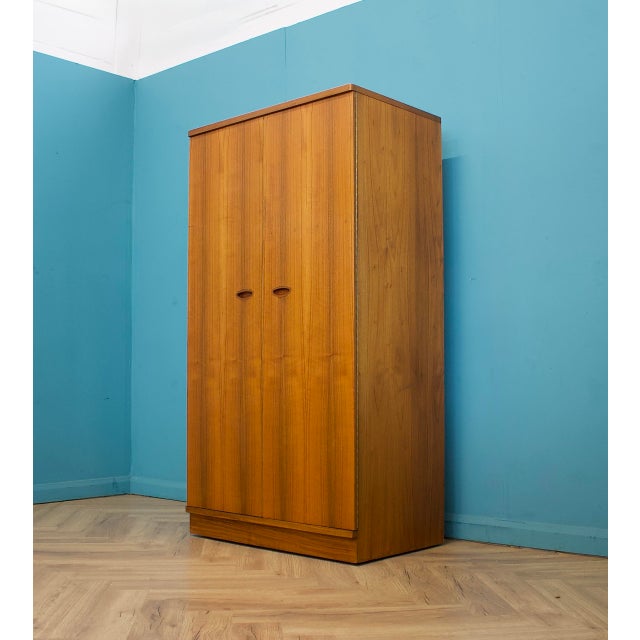 Mid-Century Modern Walnut Wardrobe from Uniflex, 1960s For Sale - Image 4 of 12