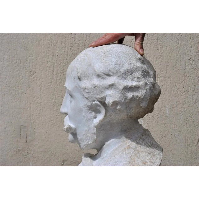 White marble bust of a gentleman with a moustache, on a marble base Period XIXth century Height 55 cm 56x40 cm