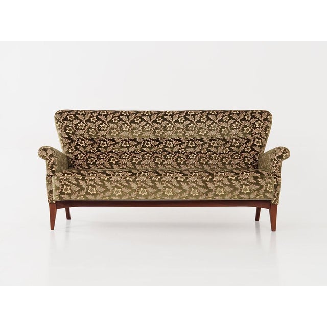 The sofa was made in the 1960s at the well-known Danish manufactory Fritz Hansen. The structure and legs are made of solid...