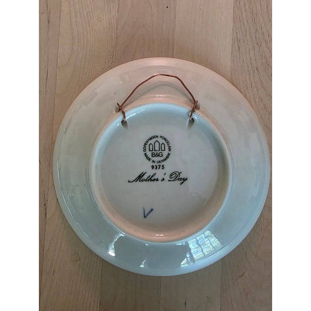 A gift for mom or a birthday: this vintage 1975 decorative collectible plate from Bing and Grondahl depicting a deer and...