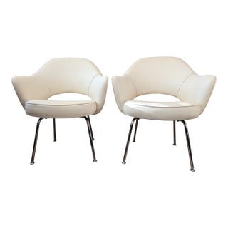 Pair of Authentic Knoll Saarinen Executive Armchairs in Cream Fabric For Sale