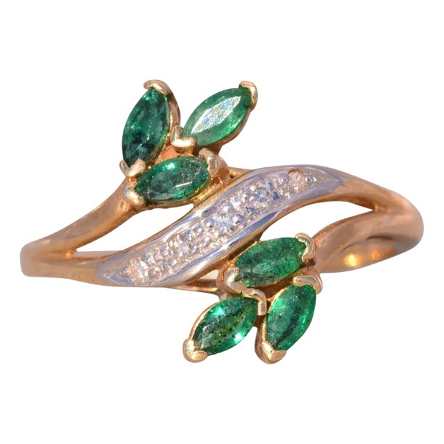 The Bifan: Emerald and Natural Diamond Bypass Ring in Yellow Gold For Sale