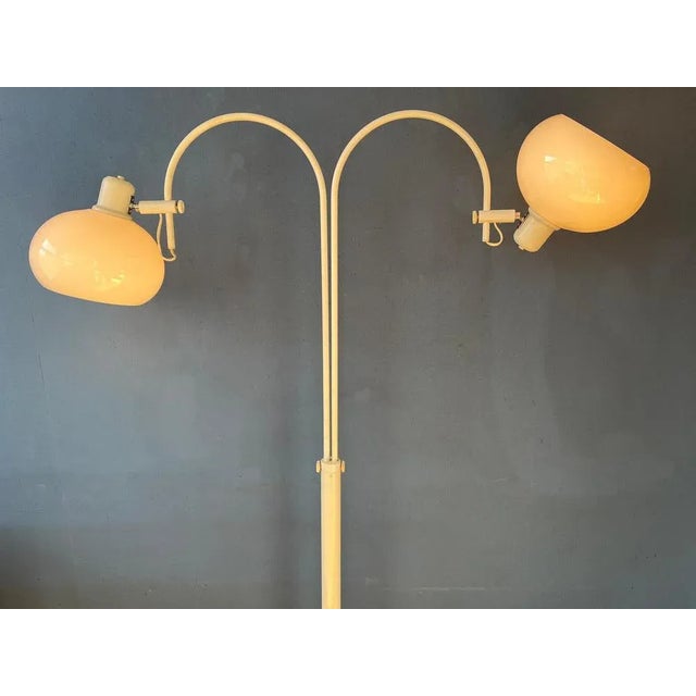 Very flexible white mushroom space age floor lamp. The shades produce a warm light and can be turned downwards or upwards...