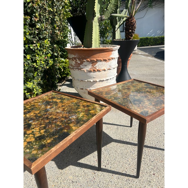 Pair of Vintage Resin Mottled Pebble Top Nesting Side Tables, Set of 2 For Sale - Image 14 of 14