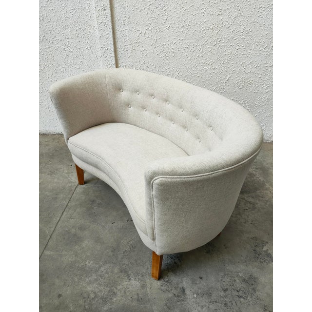 Beautiful two-seater sofa, ideal for small spaces. It is in excellent condition. Made in Denmark with 100% wool...