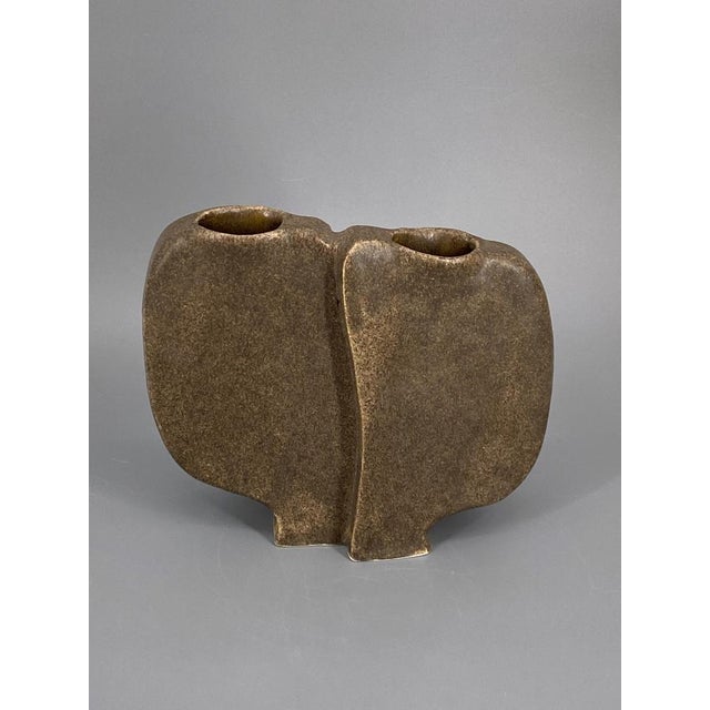 A vase * Studio ceramic * Signed with an "S" and "79" * White/brown speckled, matte glaze * Sculpture: Double vase in an...