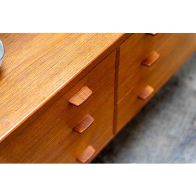 Ry 20 Highboard in Teak by Hans J. Wegner for Ry Møbler, Denmark, 1960s For Sale - Image 11 of 18