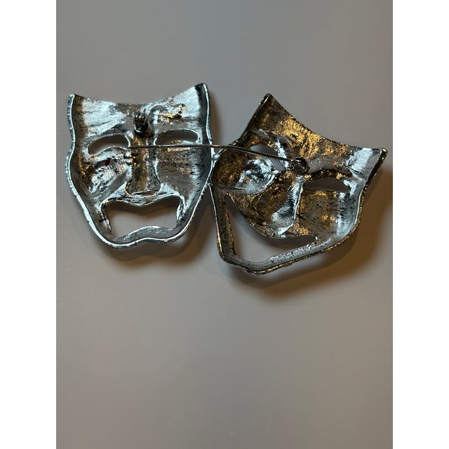 Vintage 80’s Silver Tone Comedy Tragedy Theater Mask Brooch Jewelry For Sale - Image 4 of 12